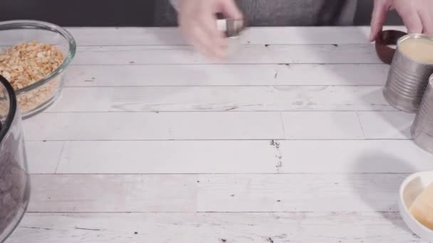 다미아 견과를 거품으로 만드는 — 비디오