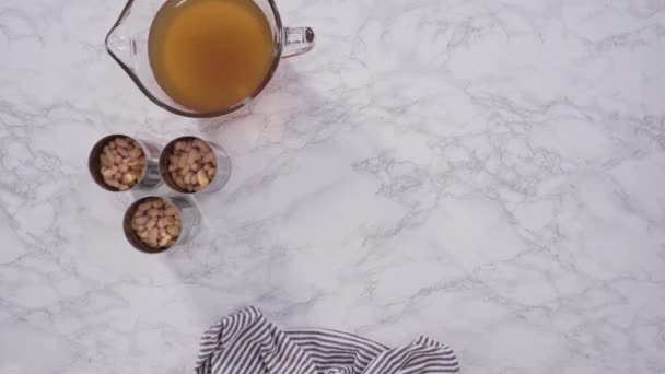 Приготування Вегетаріанського Супу Білої Квасолі Чавунній Голландській Печі — стокове відео