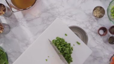 Dökme demir Hollanda fırınında vejetaryen beyaz fasulye çorbası pişirmek.