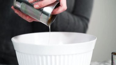 Dökme demir Hollanda fırınında vejetaryen beyaz fasulye çorbası pişirmek.