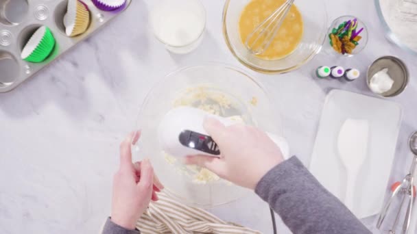 Making Vanilla Cupcakes Italian Buttercream Icing Mardi Gras Celebration — Stock Video