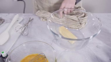 Mardi Gras kutlaması için İtalyan kremalı vanilyalı kek yapıyorum..