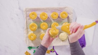 Mardi Gras kutlaması için İtalyan kremalı vanilyalı kek yapıyorum..