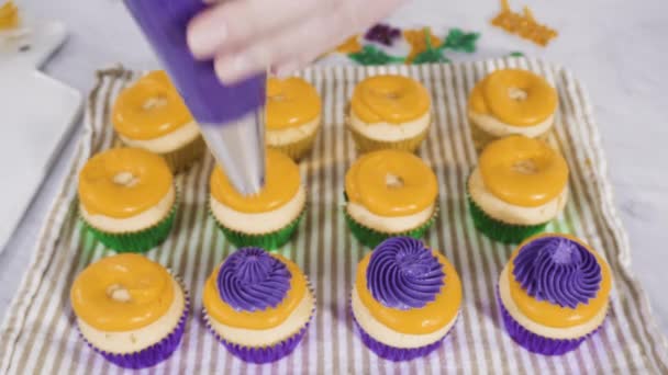 Fazendo Cupcakes Baunilha Com Cobertura Creme Manteiga Italiano Para Celebração — Vídeo de Stock