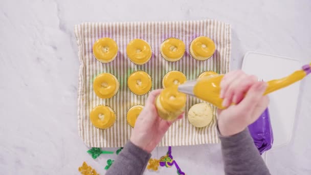 Göra Vaniljmuffins Med Italiensk Smörkräm Glasyr För Mardi Gras Fest — Stockvideo