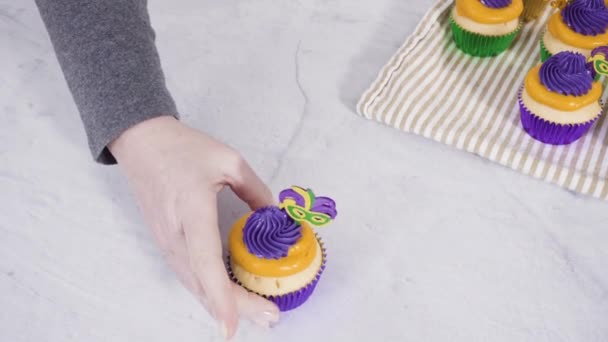 Making Vanilla Cupcakes Italian Buttercream Icing Mardi Gras Celebration — Stock Video