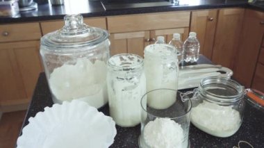 Ekşi mayalı ekmek pişirmek için cam bir mason kavanozunda başlangıç yapıyorum..