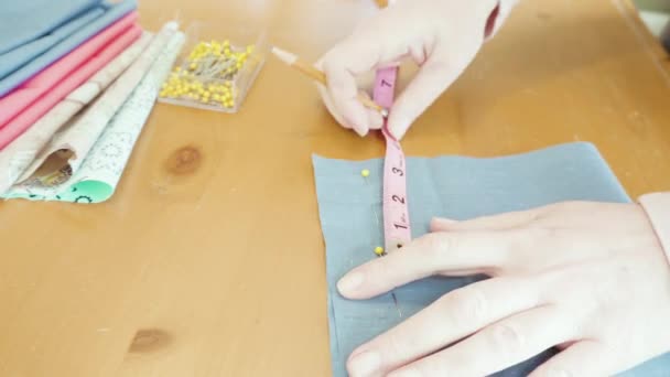 用缝纫机缝制棉面面膜以防止痘病毒爆发 — 图库视频影像
