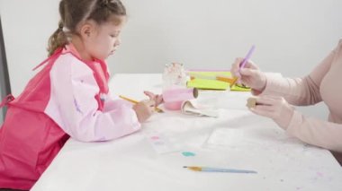 Çocuk kâğıtları. Boş tuvalet kağıdı rulolarından ve inşaat kağıdından kağıt hataları yapmak.