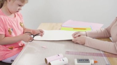 Çocuk kâğıtları. Boş tuvalet kağıdı rulolarından ve inşaat kağıdından kağıt hataları yapmak.