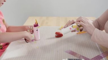 Çocuk kâğıtları. Boş tuvalet kağıdı rulolarından ve inşaat kağıdından kağıt hataları yapmak.