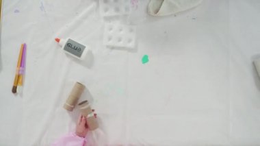 Çocuk kâğıtları. Boş tuvalet kağıdı rulolarından ve inşaat kağıdından kağıt hataları yapmak.