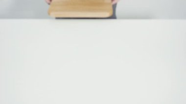 Ağaç kesme tahtasıyla organik lahana doğruyorum..