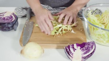 Ağaç kesme tahtasıyla organik lahana doğruyorum..