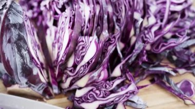 Ağaç kesme tahtasıyla organik lahana doğruyorum..