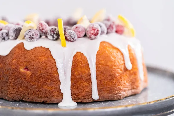 Böğürtlenli ve limonlu pastayla süslenmiş limonlu kek..