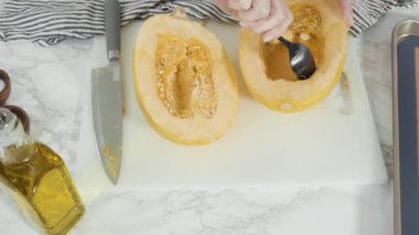 Zeytin yağı, tuz ve biberli organik spagetti hazırlıyorum..