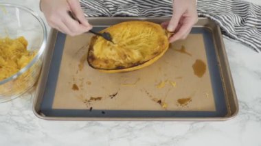 Zeytin yağı, tuz ve biberli organik spagetti hazırlıyorum..