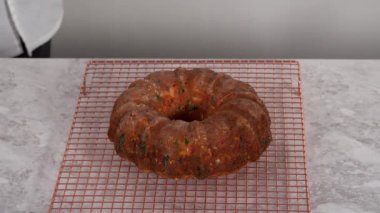 İçinde pembe tereyağlı tereyağlı kremalı funfettti pastası yapıyorum..