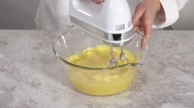 İçinde pembe tereyağlı tereyağlı kremalı funfettti pastası yapıyorum..