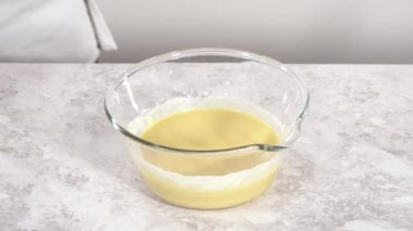 İçinde pembe tereyağlı tereyağlı kremalı funfettti pastası yapıyorum..