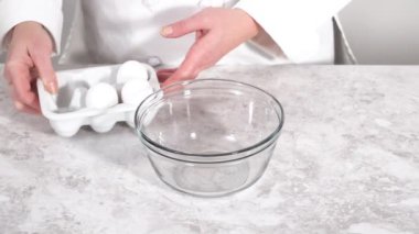 İçinde pembe tereyağlı tereyağlı kremalı funfettti pastası yapıyorum..