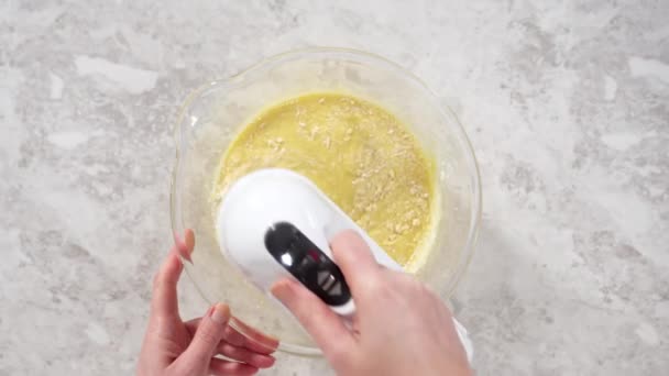 用粉红奶油糖霜在里面加满奶油 做成漏斗饼 — 图库视频影像