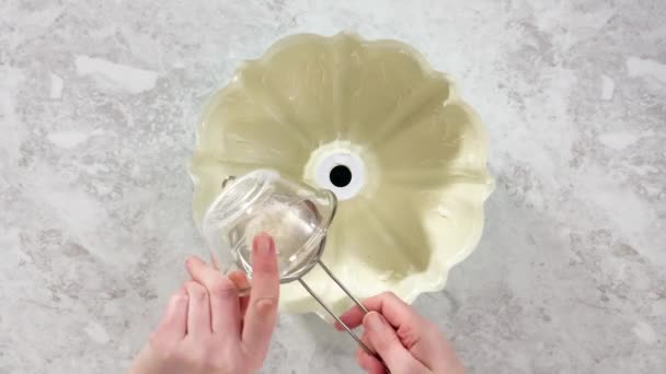 Создание Funfettti Bundt Торт Розовым Кремом Глазурь Сливочный Заполнение Внутри — стоковое видео