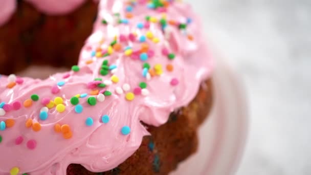 Közelről Szeletelt Funfettti Bundt Torta Rózsaszín Vajkrém Cukormáz Tetején Vajkrém — Stock videók