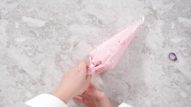 Roze Boterroom Glazuur Een Piping Bag Met Een Metalen Tip — Stockvideo