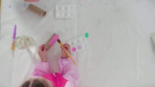 Ležel Papíry Pro Děti Malování Prázdné Toaletní Papír Role Akrylovou — Stock video
