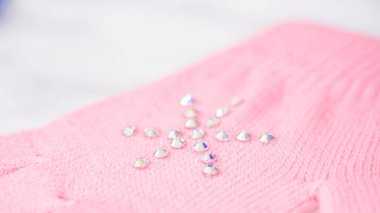 Manzarayı kapat. Eldivenler ve güzel taşlar kar tanesi deseninde..