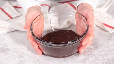 Adım adım. Çikolatalı kek hamurunu bardaklara doldurup çikolatalı kek hazırlıyorum..