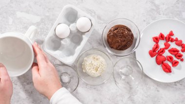 Düz yatıyordu. Adım adım. Çikolatalı kek hazırlamak için cam karıştırma kaselerinde bulunan malzemeler..