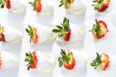 Beyaz ve siyah çikolata soslu çilek yapıyorum..