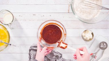 Düz yatıyordu. Çikolatalı ahududu kekleri pişirmek için malzemeler karıştırıyorum..