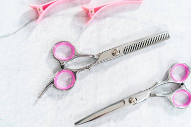 Gri arkaplanda yeni berber pembe makas.