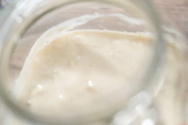 Ekşi mayalı ekmek pişirmek için cam bir mason kavanozunda başlangıç yapıyorum..