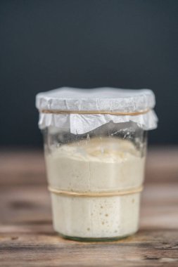 Ekşi mayalı ekmek pişirmek için cam bir mason kavanozunda başlangıç yapıyorum..