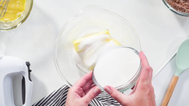 Adım adım. Düz yatıyordu. Çikolatalı kurabiye pişirmek için karışımı bir bardakta karıştırıyorum..