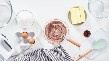 Adım adım. Düz yatıyordu. Çikolatalı kurabiye pişirmek için karışımı bir bardakta karıştırıyorum..