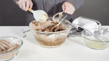 Adım adım. Çikolatalı kurabiye pişirmek için karışımı bir bardakta karıştırıyorum..