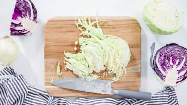 Düz yatıyordu. Adım adım. Ağaç kesme tahtasıyla organik lahana doğruyorum..