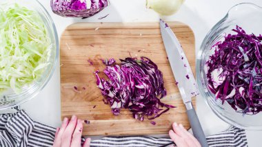 Düz yatıyordu. Adım adım. Ağaç kesme tahtasıyla organik lahana doğruyorum..