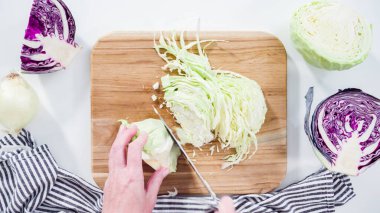 Düz yatıyordu. Adım adım. Ağaç kesme tahtasıyla organik lahana doğruyorum..