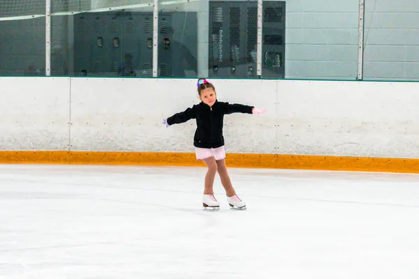 Kleines Mädchen Übt Eiskunstlauf Elemente Einem Rosa Kleid Mit Strass — Stockfoto