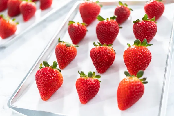 Ingrediens För Att Göra Chokladdoppade Jordgubbar Med Ekologiska Jordgubbar — Stockfoto