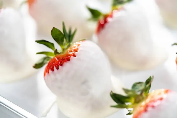 Preparazione Fragole Immerse Nel Cioccolato Bianco Fondente — Foto Stock