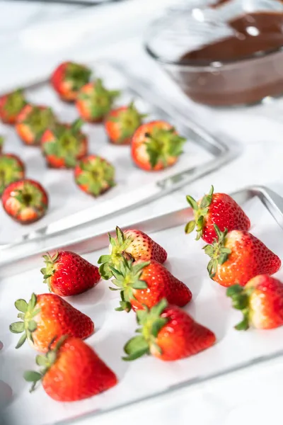 Witte Pure Chocolade Gedopte Aardbeien Maken — Stockfoto