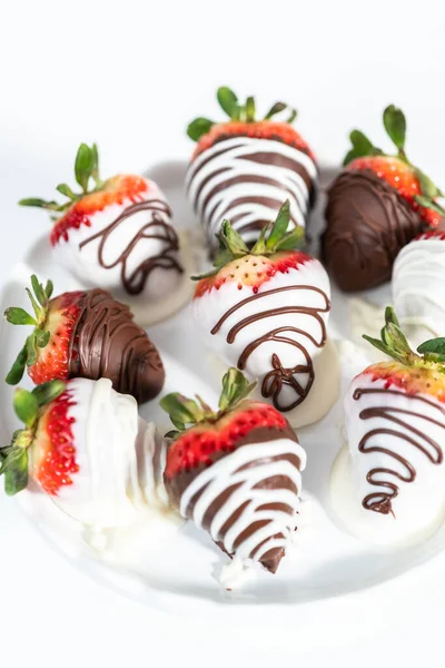 白巧克力和黑巧克力蘸草莓在白蛋糕架上 — 图库照片